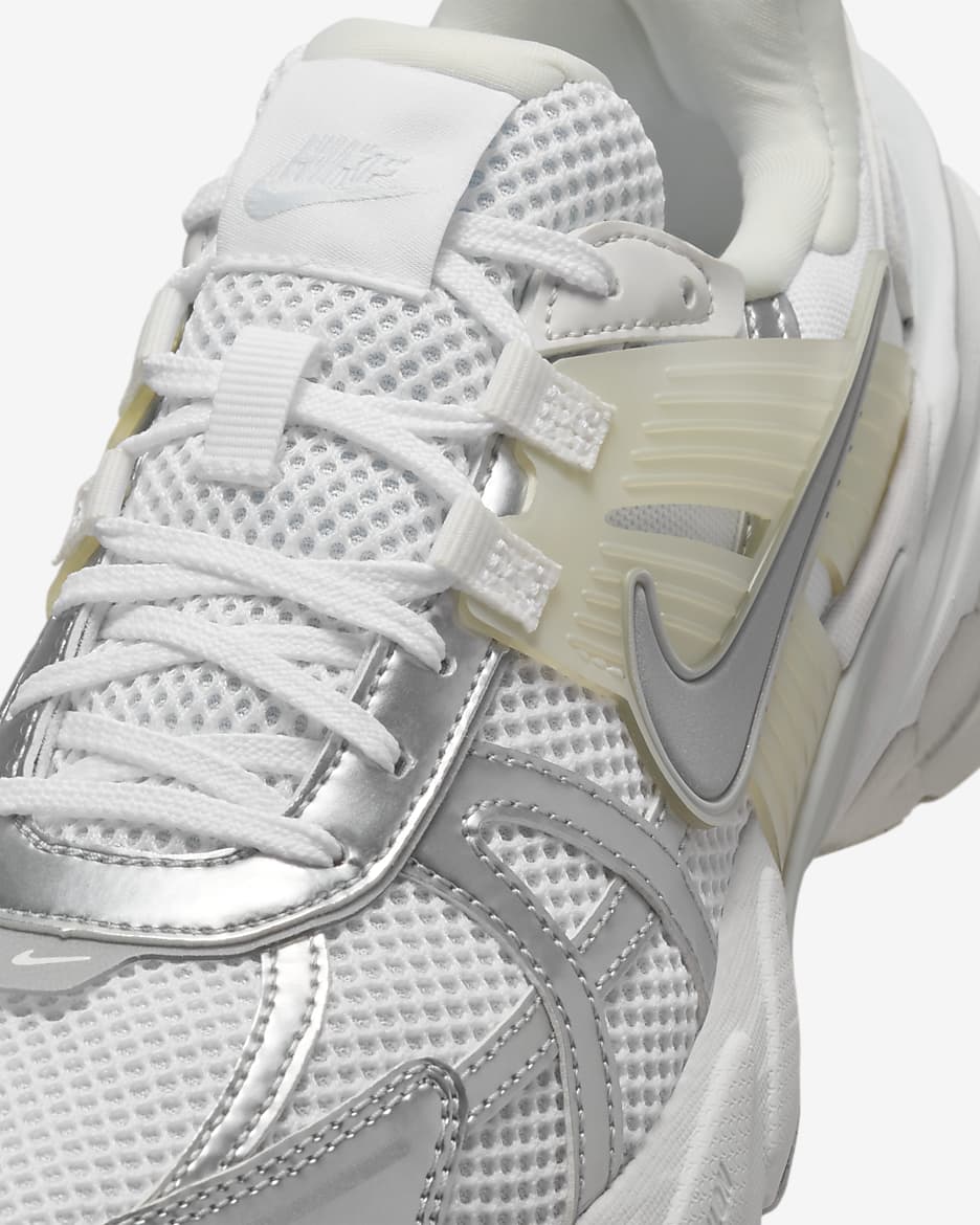 Nike sneakers white and silver best sale